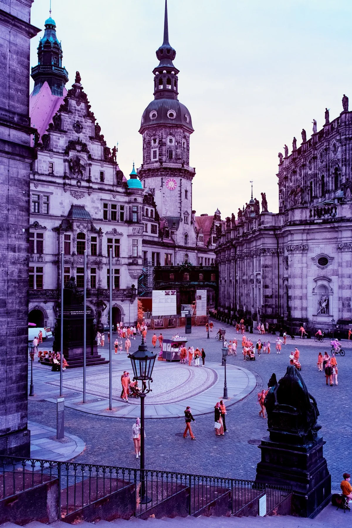 Place historique de Dresde aux couleurs transformées par l’infrarouge.