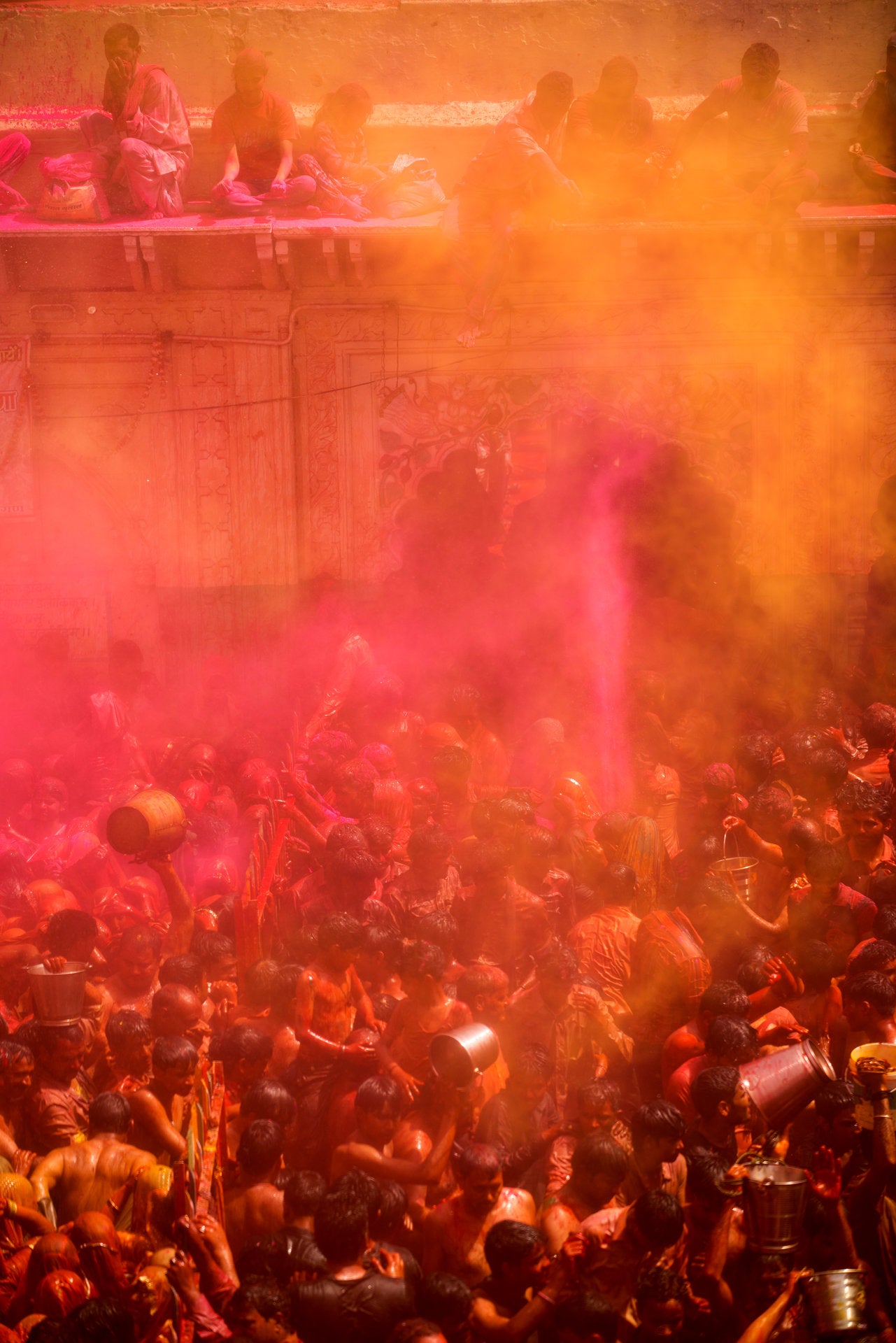 Photographie d’art d’André Wagner: Une foule nombreuse remplit le bas du format vertical — Holi 3, Indien.