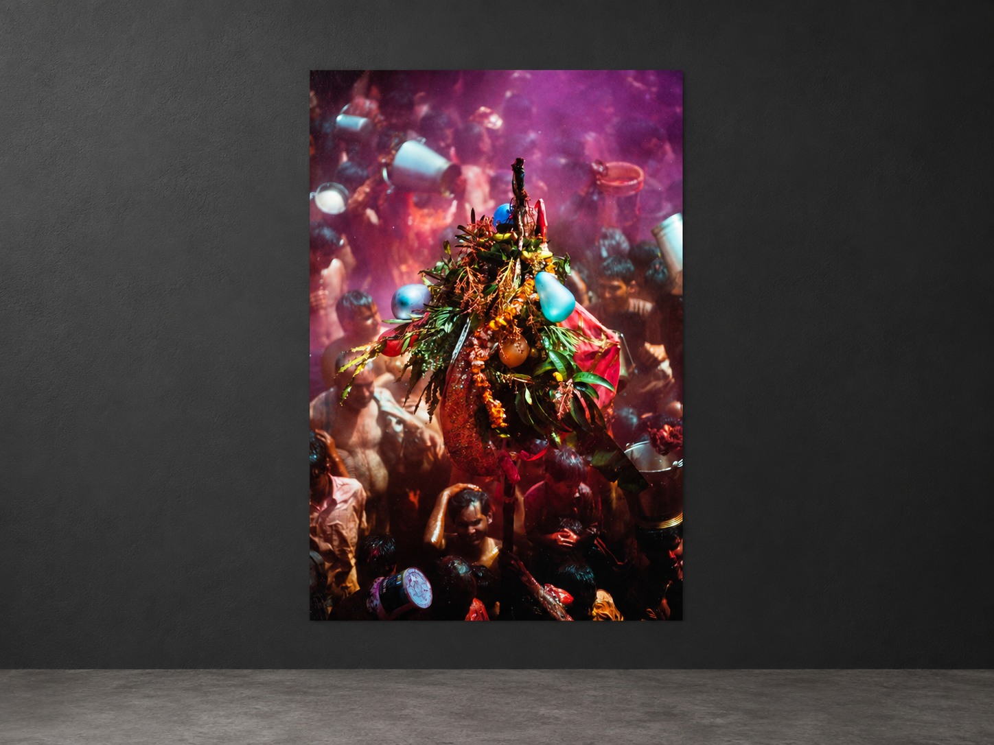 Interior visualization featuring the photographic artwork “Holi 6, Indien” by André Wagner; not a photographed installation.