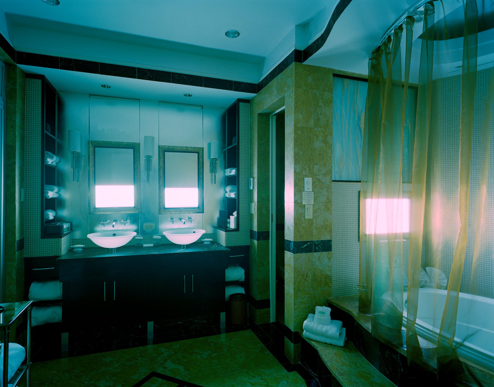 Photographie d&rsquo;art d&rsquo;Andr&eacute; Wagner: Deux lavabos et deux miroirs forment un centre rigoureusement d&eacute;doubl&eacute; &mdash; Hotel Room in New York 5.