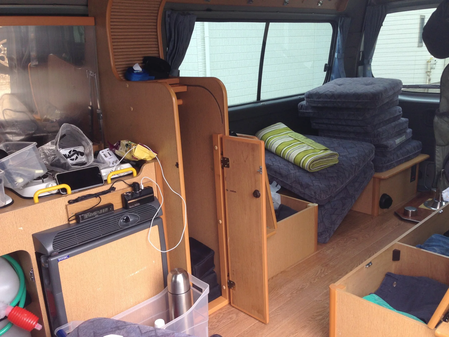 Intérieur d’un camping-car avec couchage et rangements