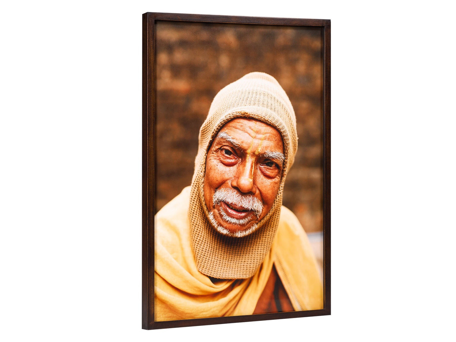 Photographie d’art d’André Wagner: Un homme coiffé d’un bonnet tricoté clair et vêtu d’un habit jaune chaud regarde directement vers l’appareil — Jagannath puri sadhu, Indien.