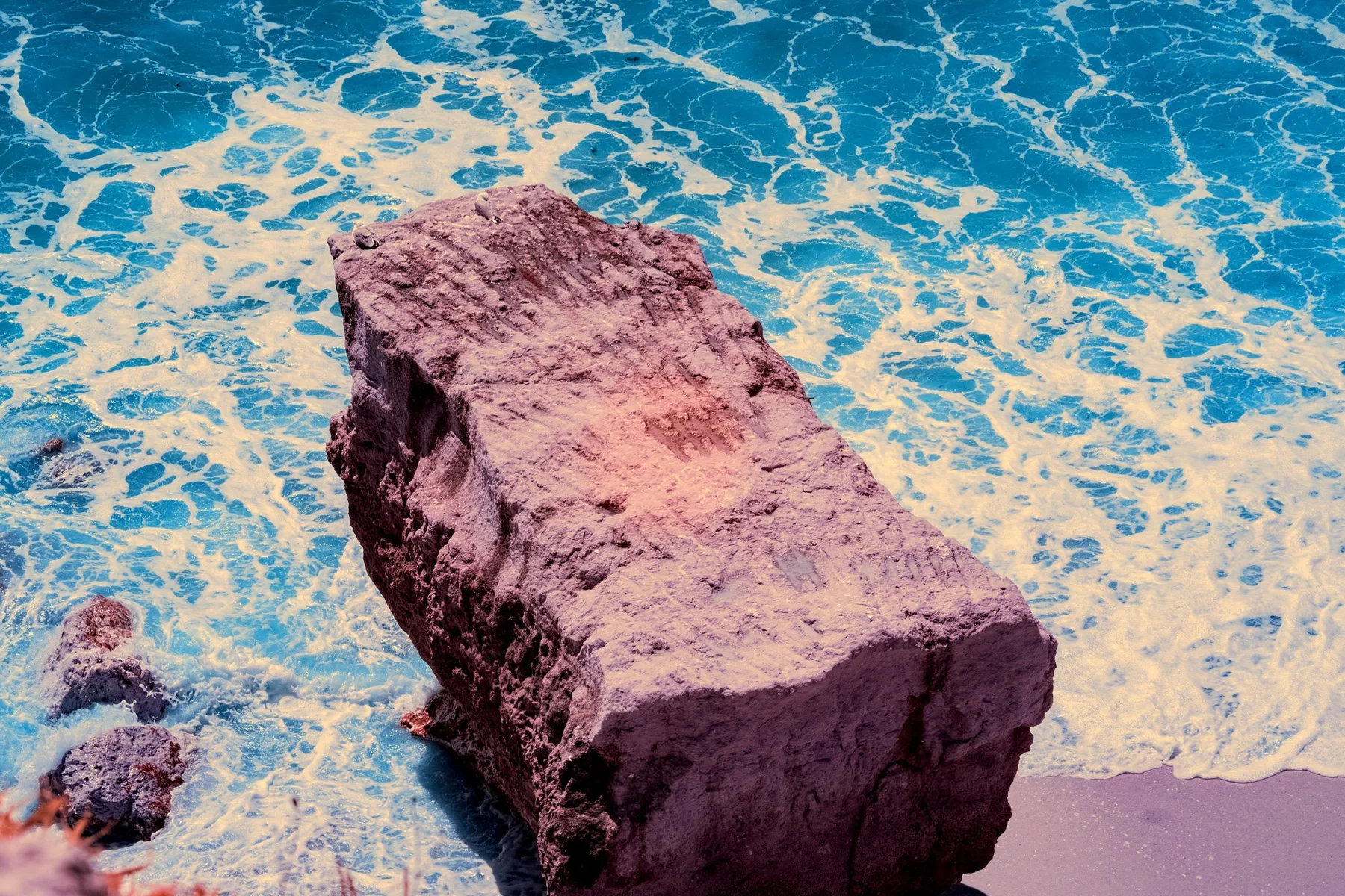 Bloc rocheux anguleux dans les vagues.