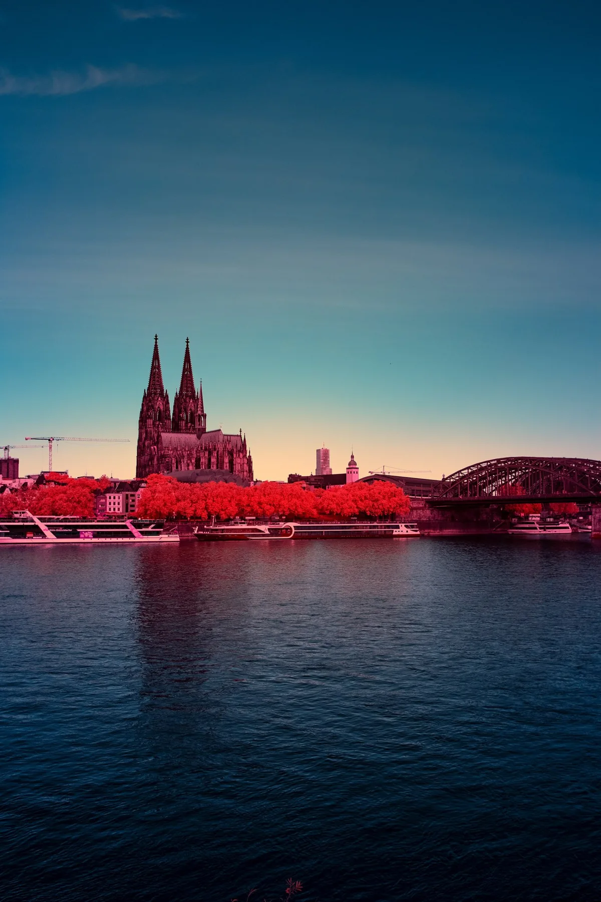 Cathédrale de Cologne et pont sur le Rhin aux couleurs infrarouges.