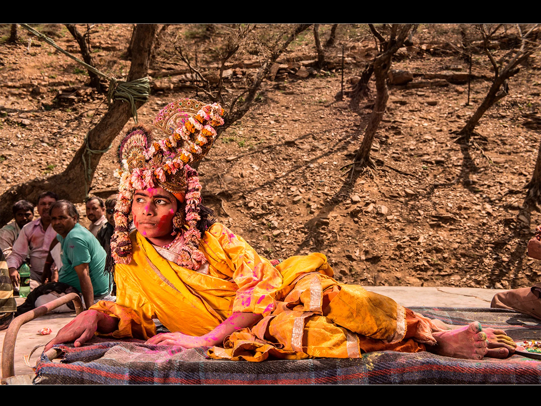 Vue de l&rsquo;&oelig;uvre photographique &laquo; Krishna Plays Holi, Indien &raquo; d&rsquo;Andr&eacute; Wagner.