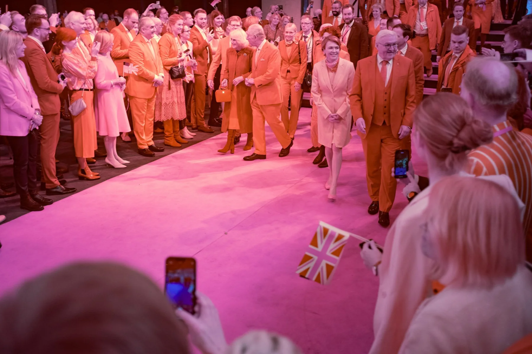 Des personnes à une réception festive avec de petits drapeaux britanniques.