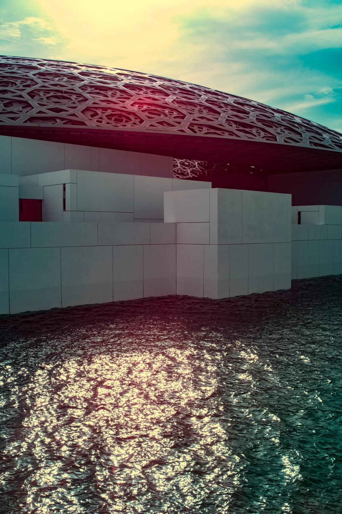 Façade de musée au-dessus d’une eau scintillante.