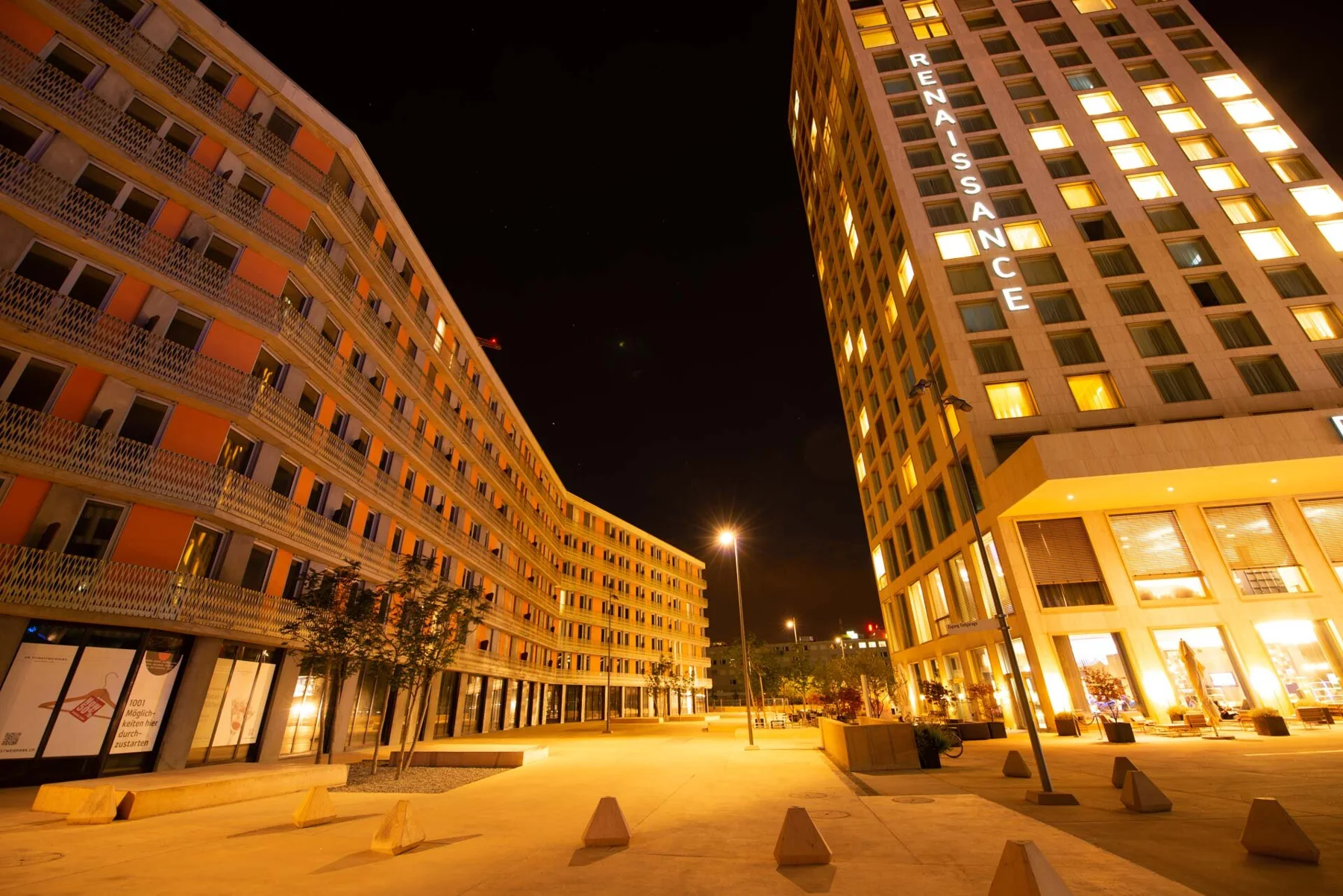 Photographie d’architecture nocturne aux façades éclairées de lumière chaude