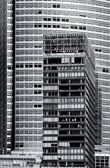Photographie d&rsquo;art d&rsquo;Andr&eacute; Wagner: Dans cette image en noir et blanc, plusieurs fa&ccedil;ades d&rsquo;immeubles se superposent &eacute;troitement &mdash; New York Silver Edition 1.