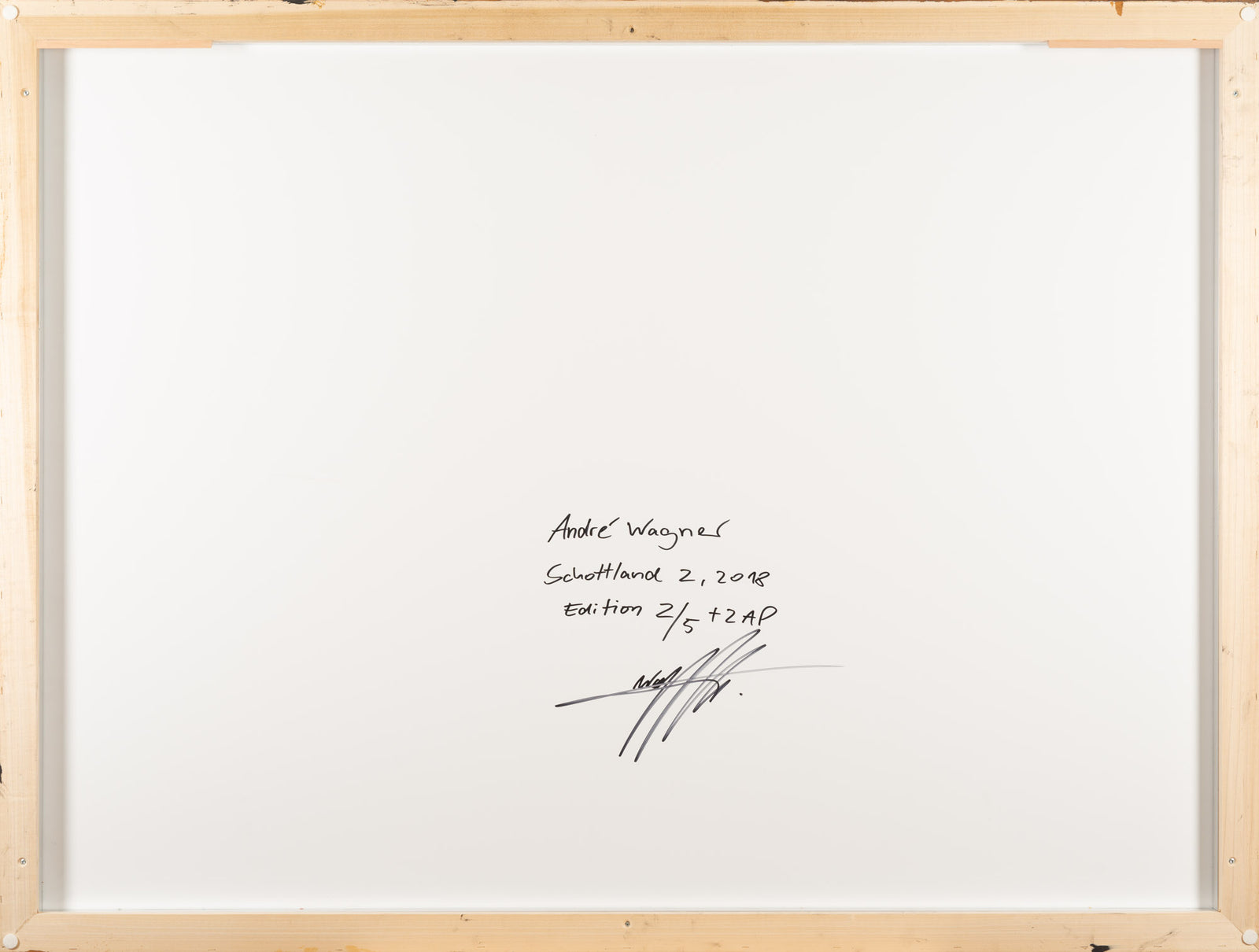 Reverse view of the photographic artwork “Oasis of silence 3, Schottland” by André Wagner.