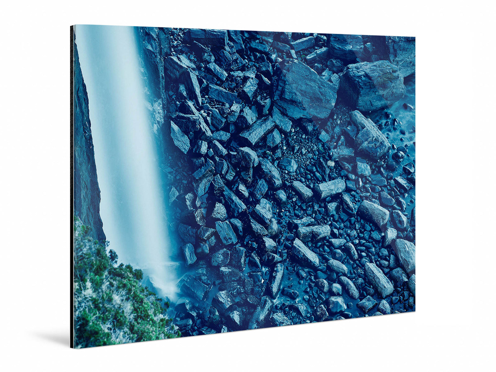 Autre vue de l’œuvre photographique « Ocean rock and waterfall, Schottland » d’André Wagner.