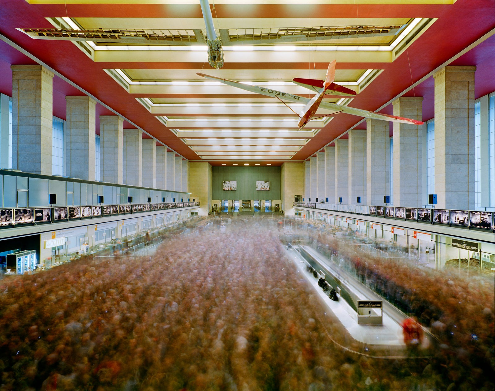 Photographie d’art d’André Wagner: La halle se resserre selon une perspective centrale rigoureusement conduite — Opening 2.