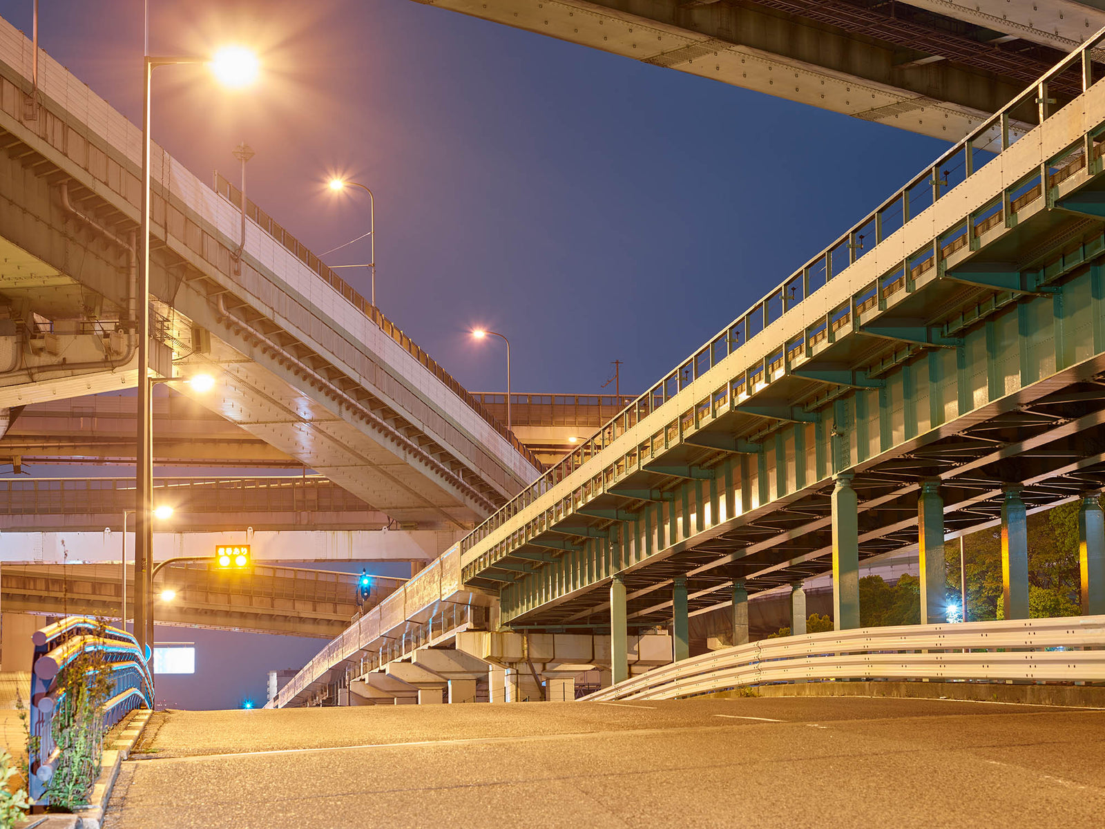 Photographie d’art d’André Wagner: Plusieurs voies surélevées se superposent dans la nuit — Osaka, Japan.