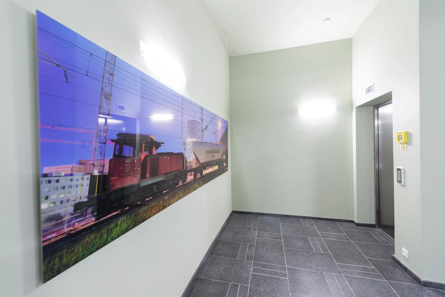 Photographie panoramique d’architecture sur un mur intérieur éclairé