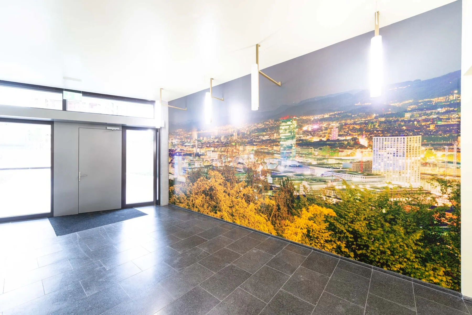 Œuvre photographique panoramique d’une ville éclairée dans une entrée