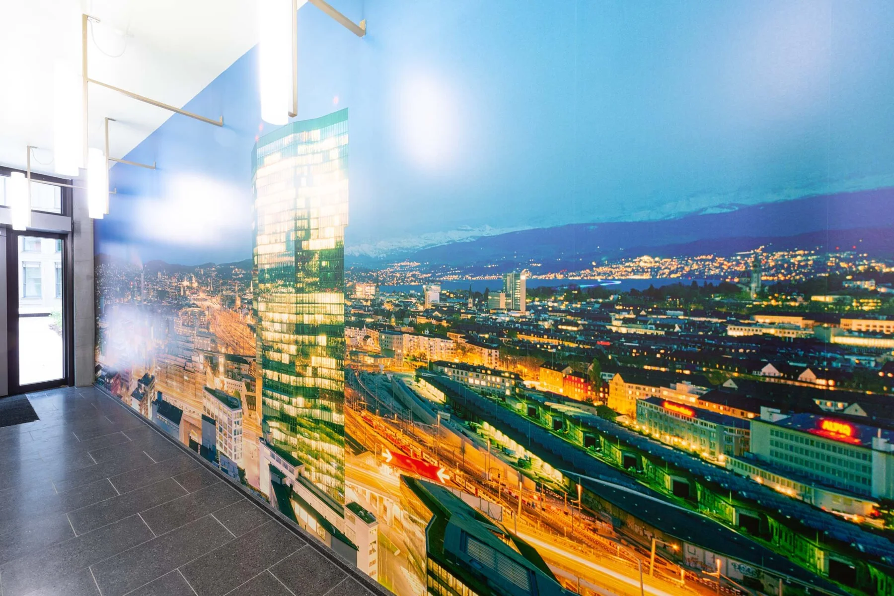 Œuvre photographique panoramique d’une ville éclairée dans une entrée