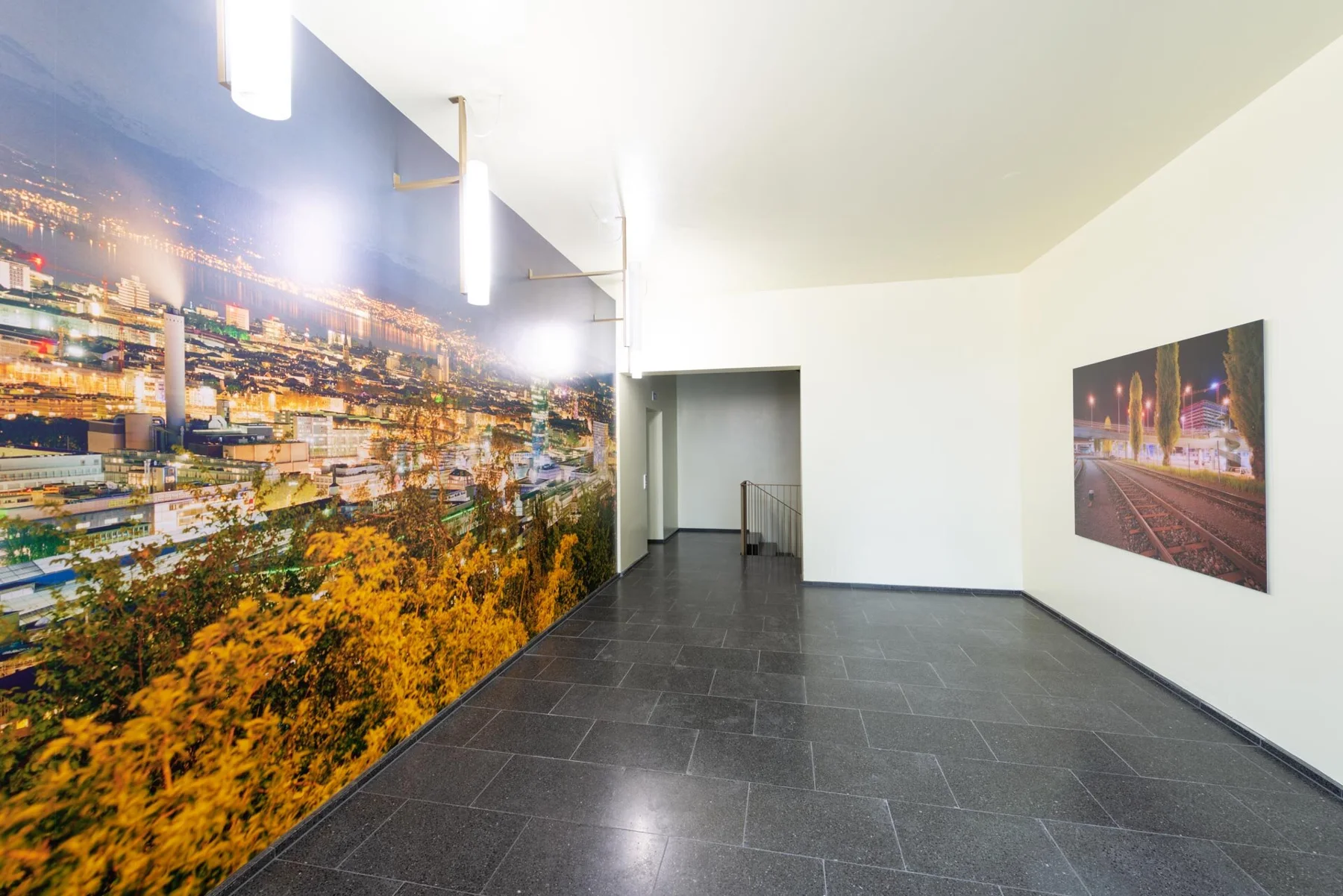 Œuvre photographique panoramique d’une ville éclairée dans une entrée