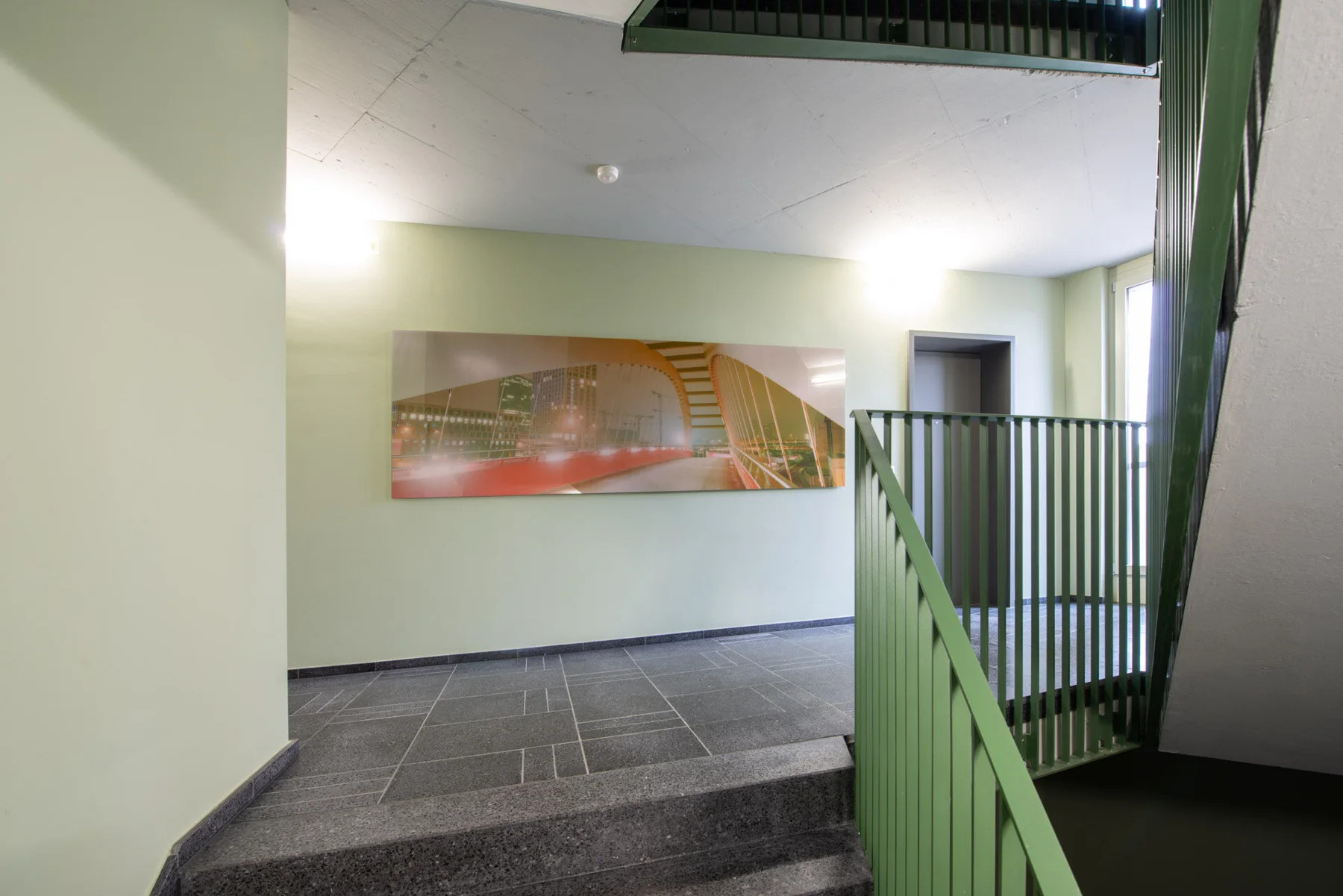 Œuvre photographique panoramique près d’une rampe d’escalier