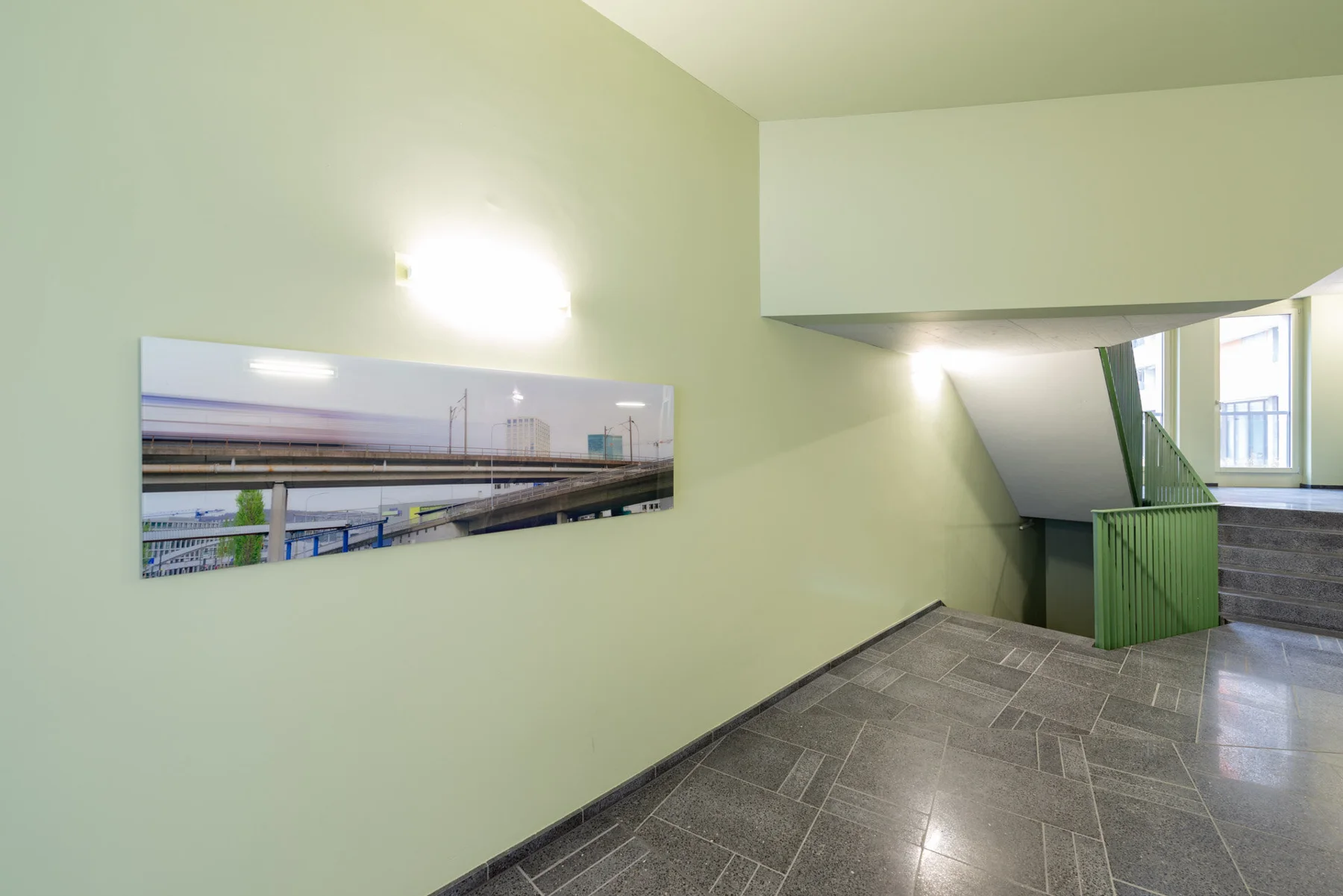 Œuvre photographique panoramique près d’une rampe d’escalier