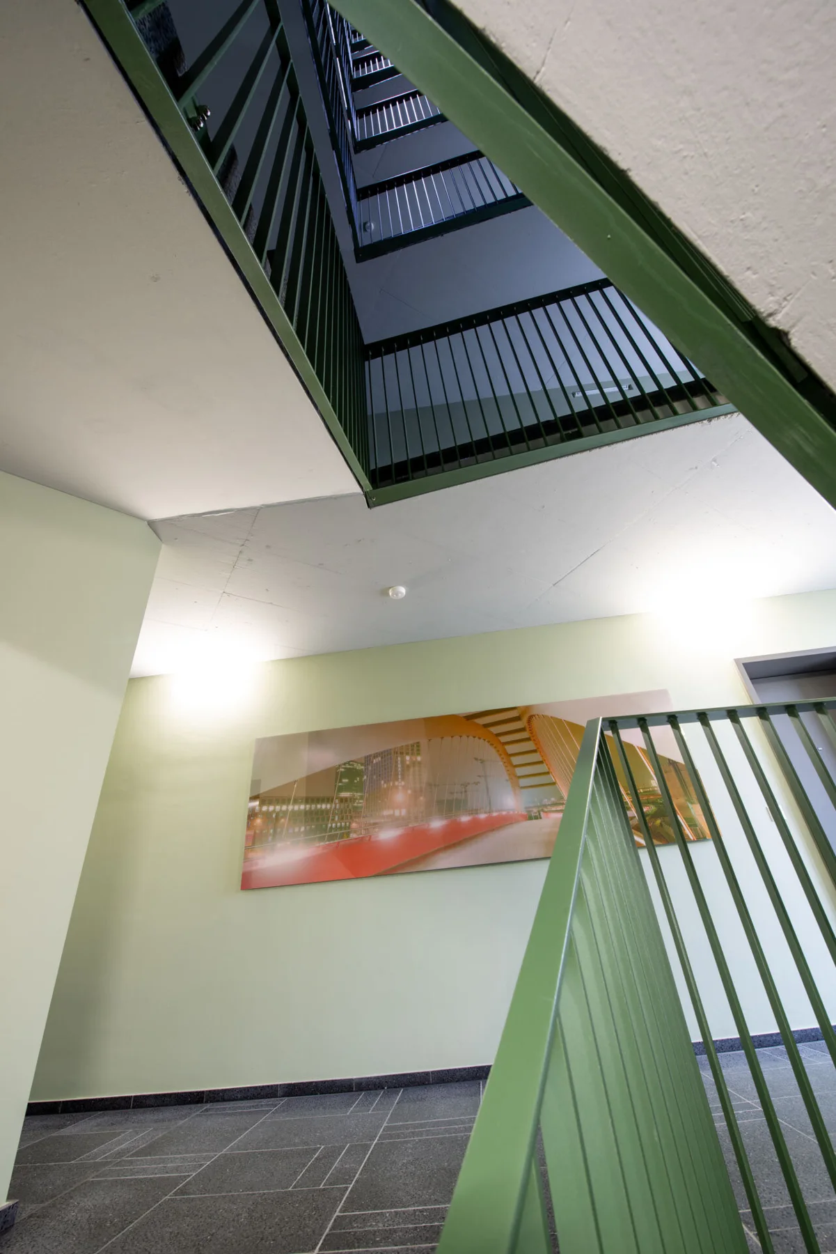 Œuvre photographique panoramique près d’une rampe d’escalier