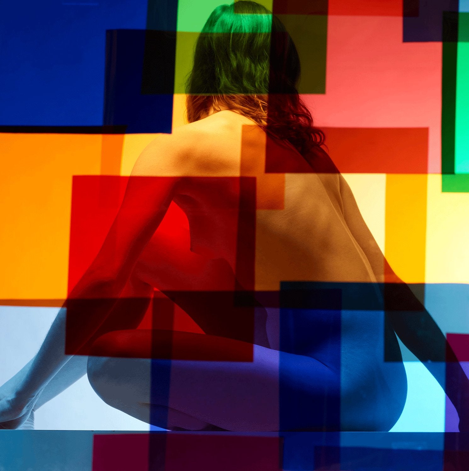 Fine art photography by André Wagner: A seated body is viewed from behind — Paula vii, Studio.