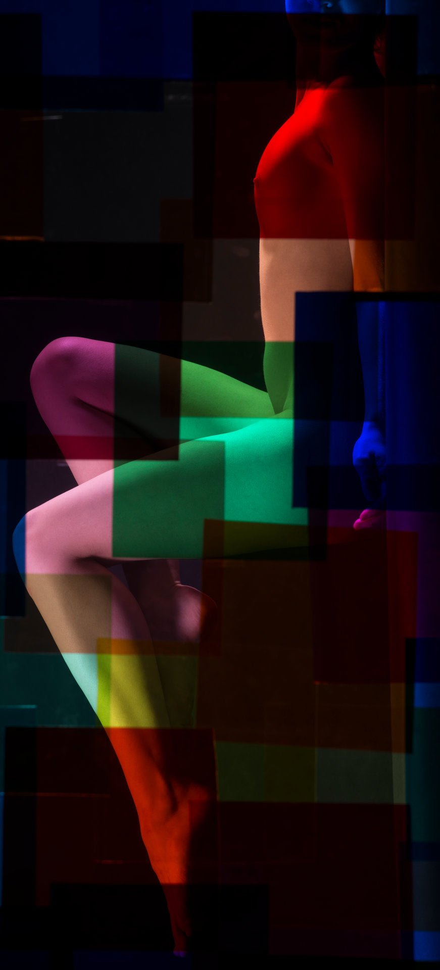 Fine art photography by André Wagner: An exceptionally narrow frame contains a seated nude in side view — Paula XVIII, 2016.
