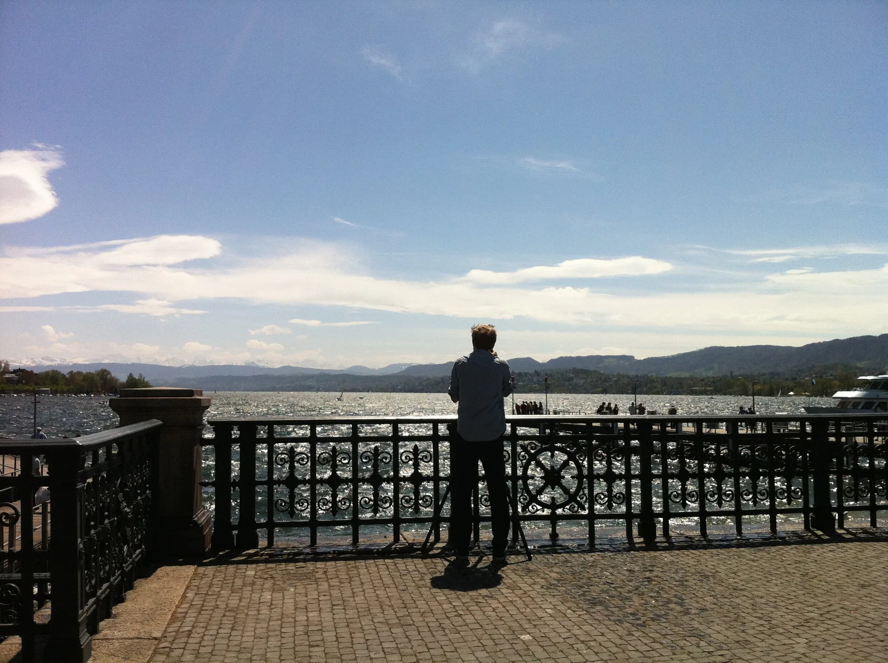 Personne près d’une balustrade face à un paysage urbain