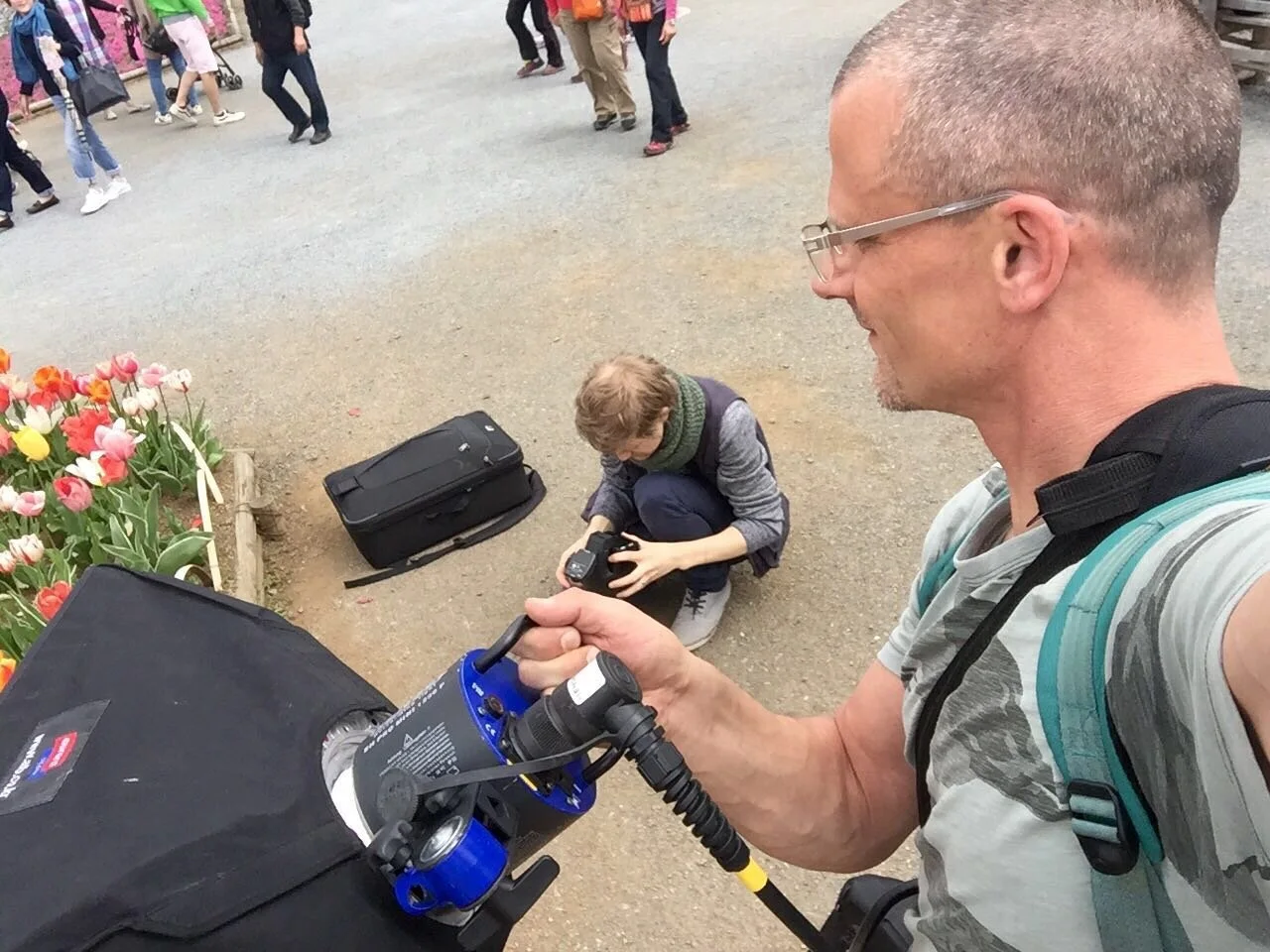 Personne avec du matériel photographique en voyage