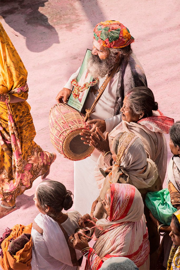 Photographie d’art d’André Wagner: Un homme barbu coiffé d’un turban à motifs colorés porte un grand tambour allongé devant son corps — Pilgrim on Purple Dust 14, Indien.