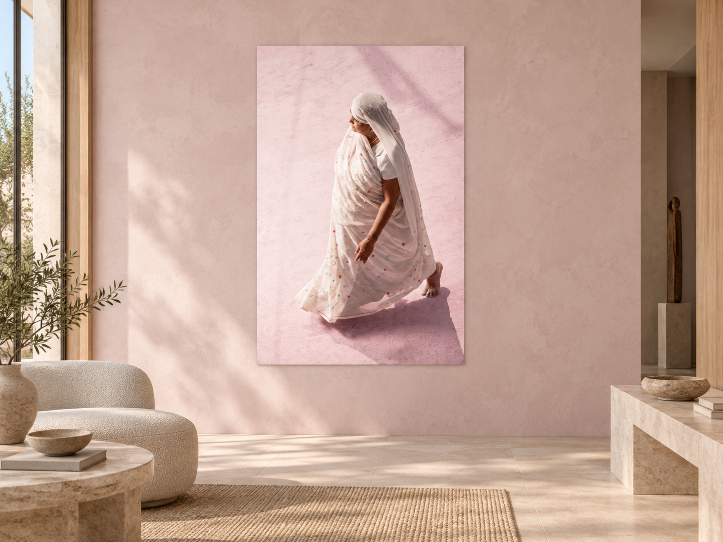 Visualisation d’intérieur avec l’œuvre photographique « Pilgrim on purple dust 3, Indien » d’André Wagner ; il ne s’agit pas d’une installation photographiée.