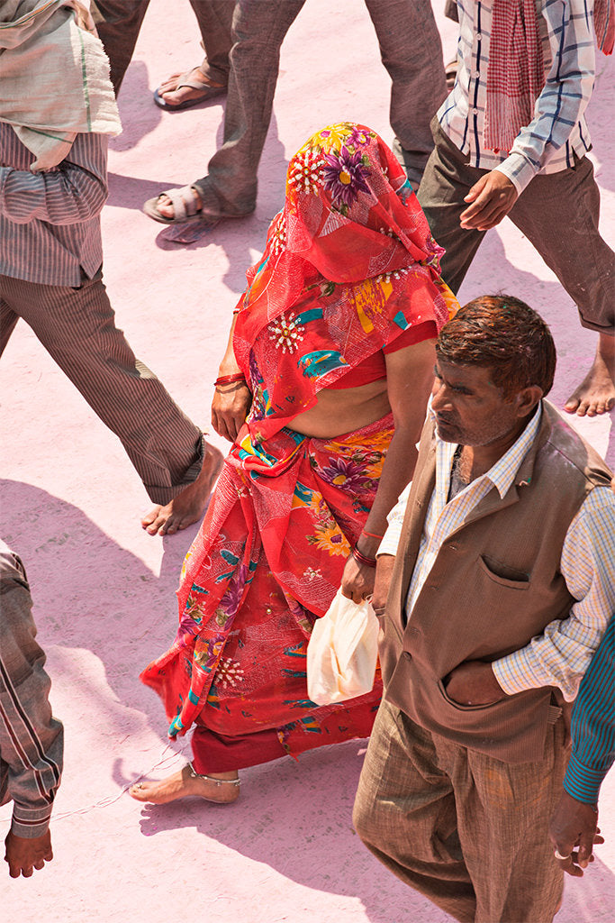 Photographie d’art d’André Wagner: Un vêtement aux motifs rouges intenses se détache dans la partie supérieure de l’image — Pilgrim on Purple Dust 9, Indien.