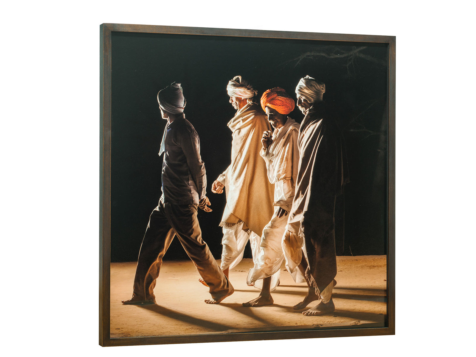 Photographie d’art d’André Wagner: Quatre figures en marche se tiennent proches les unes des autres devant un fond sombre — Pilgrims at govardhan 12, Indien.