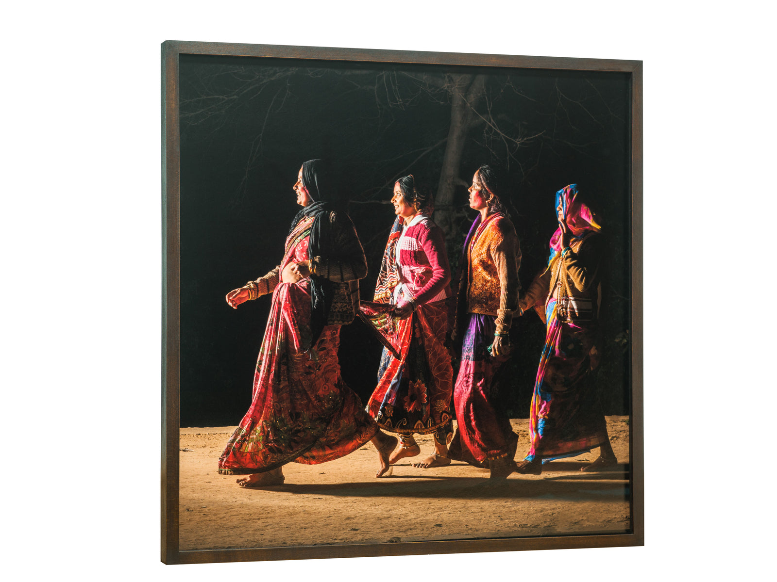 Photographie d’art d’André Wagner: Quatre femmes traversent la zone éclairée comme une succession de couleurs — Pilgrims at govardhan 2, Indien.