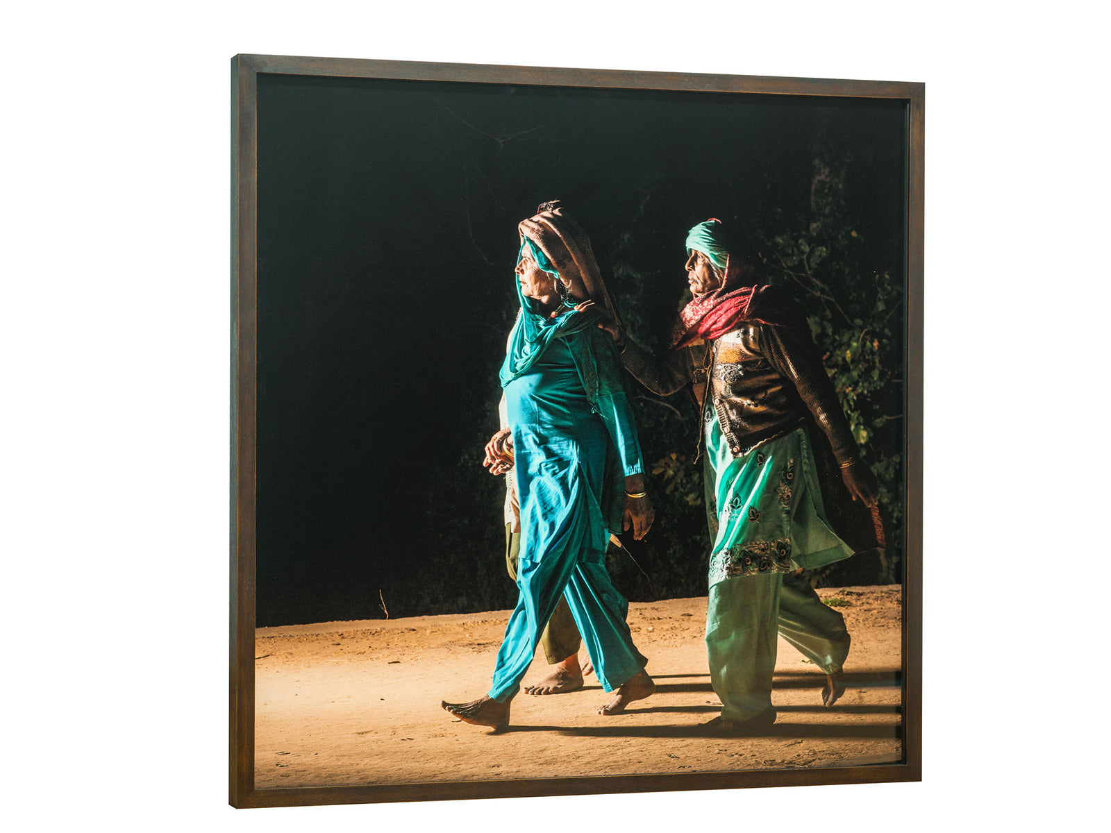 Photographie d’art d’André Wagner: Deux femmes marchent dans une lumière chaude — Pilgrims at govardhan 5, Indien.