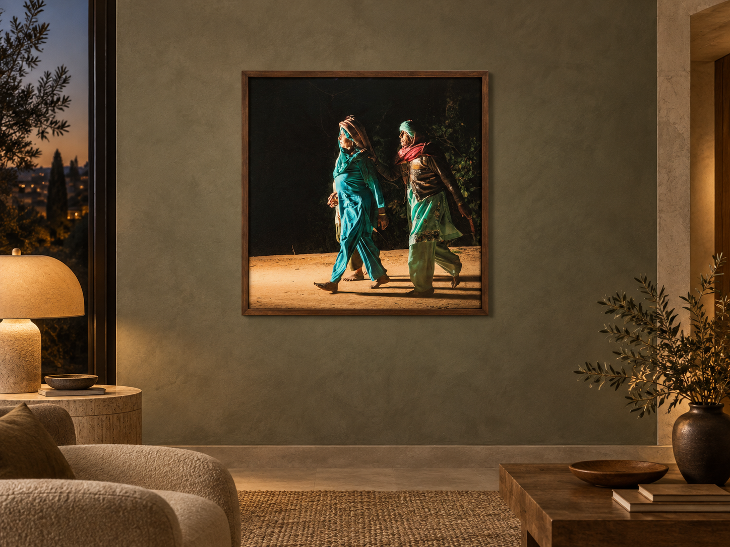 Visualisation d’intérieur avec l’œuvre photographique « Pilgrims at govardhan 5, Indien » d’André Wagner ; il ne s’agit pas d’une installation photographiée.