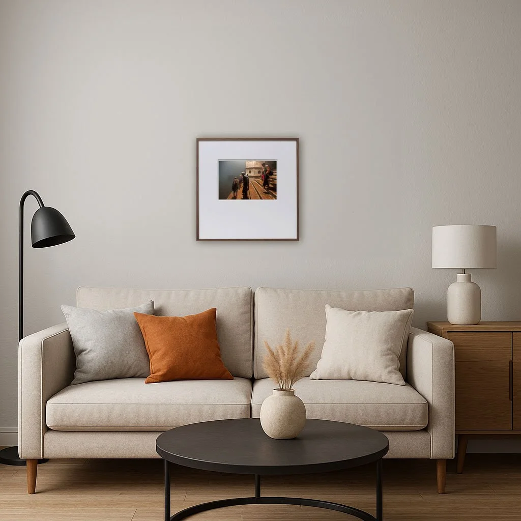 Visualisation d&rsquo;int&eacute;rieur avec une petite &oelig;uvre photographique encadr&eacute;e au-dessus d&rsquo;un canap&eacute;