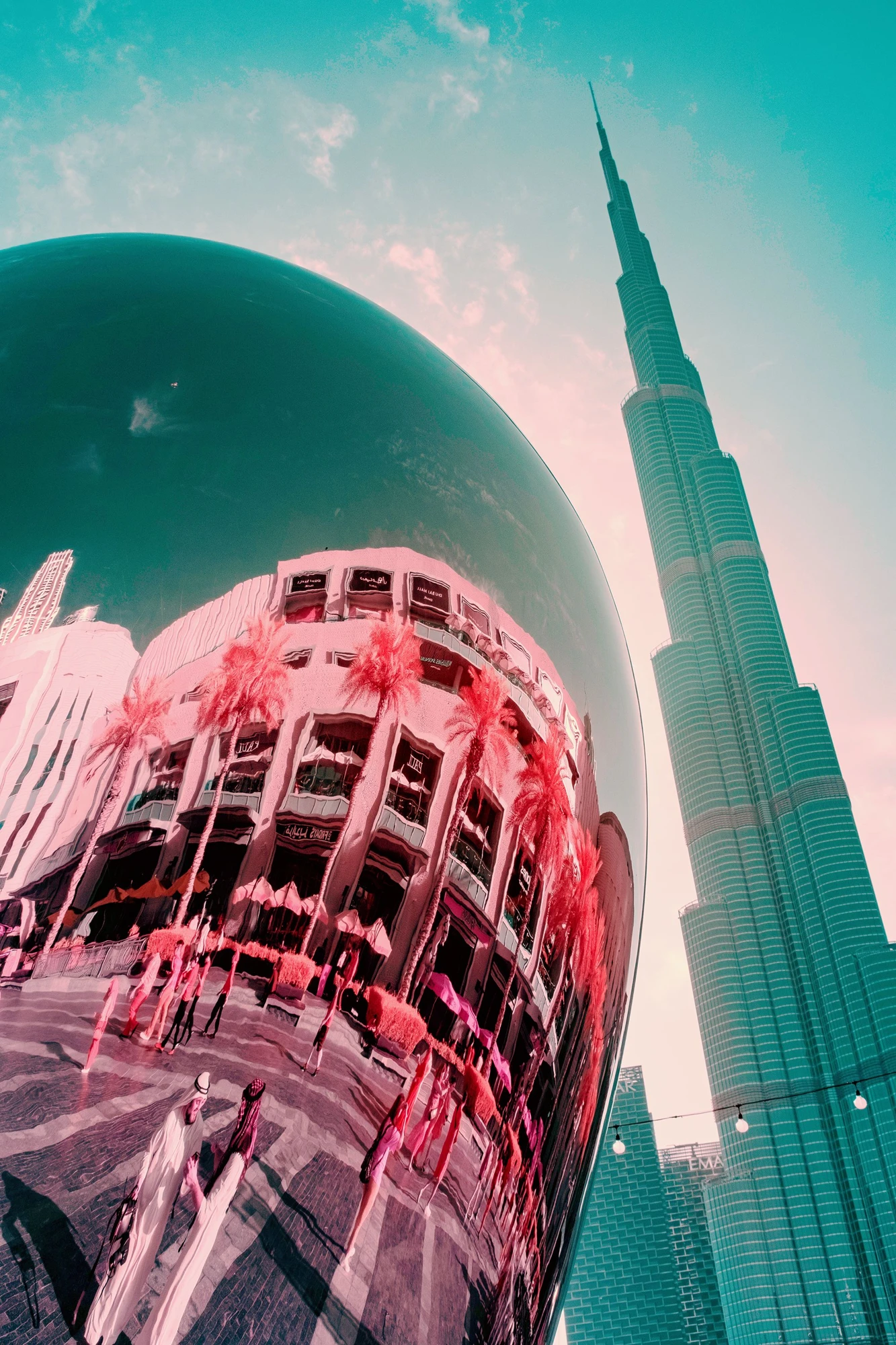 Photographie d’art infrarouge d’André Wagner: Reflected Heart of Dubai #1.