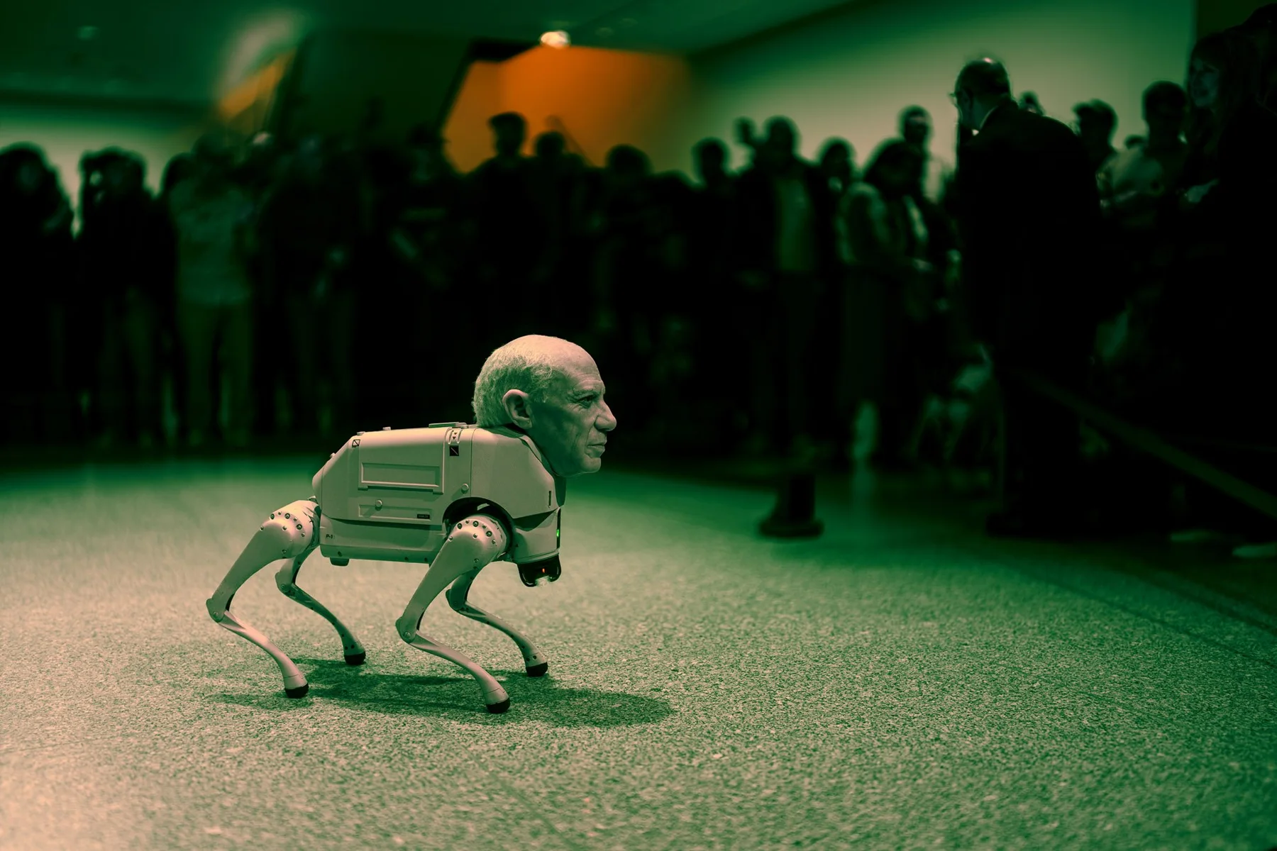 Chien robot à tête d’apparence humaine.