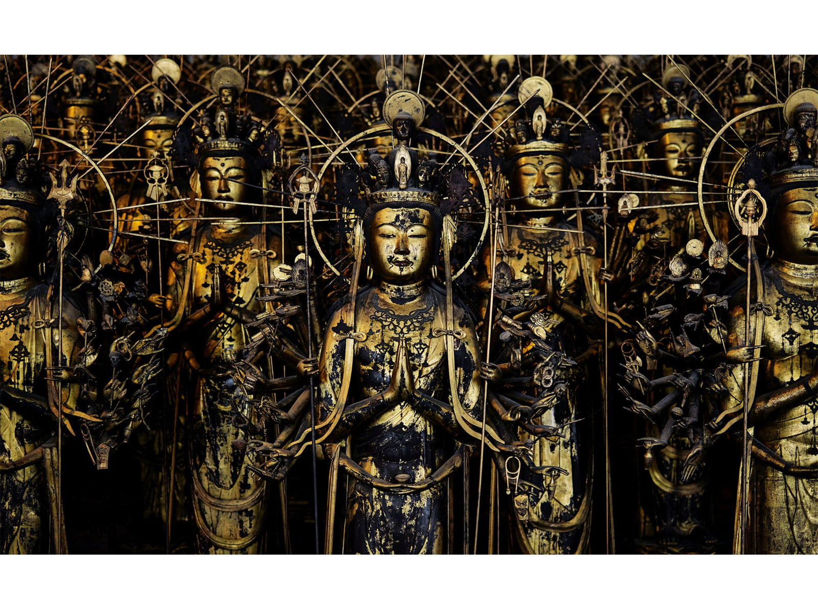 Photographie d’art d’André Wagner: Des figures dorées se tiennent serrées les unes derrière les autres et emplissent la photographie jusqu’aux bords — Sanju sangen-do, Japan.