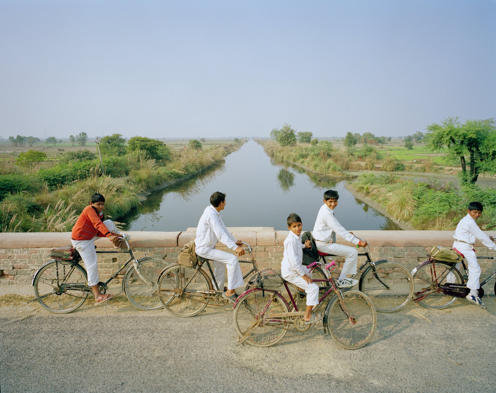 Photographie d’art d’André Wagner: Schoolchildren on their way home in Vraja, Uttar Pradesh.