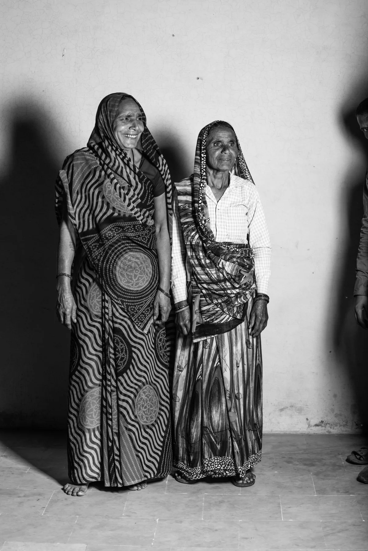 Schwarz-Wei&szlig;-Portr&auml;t zweier Frauen in gemusterten Saris.