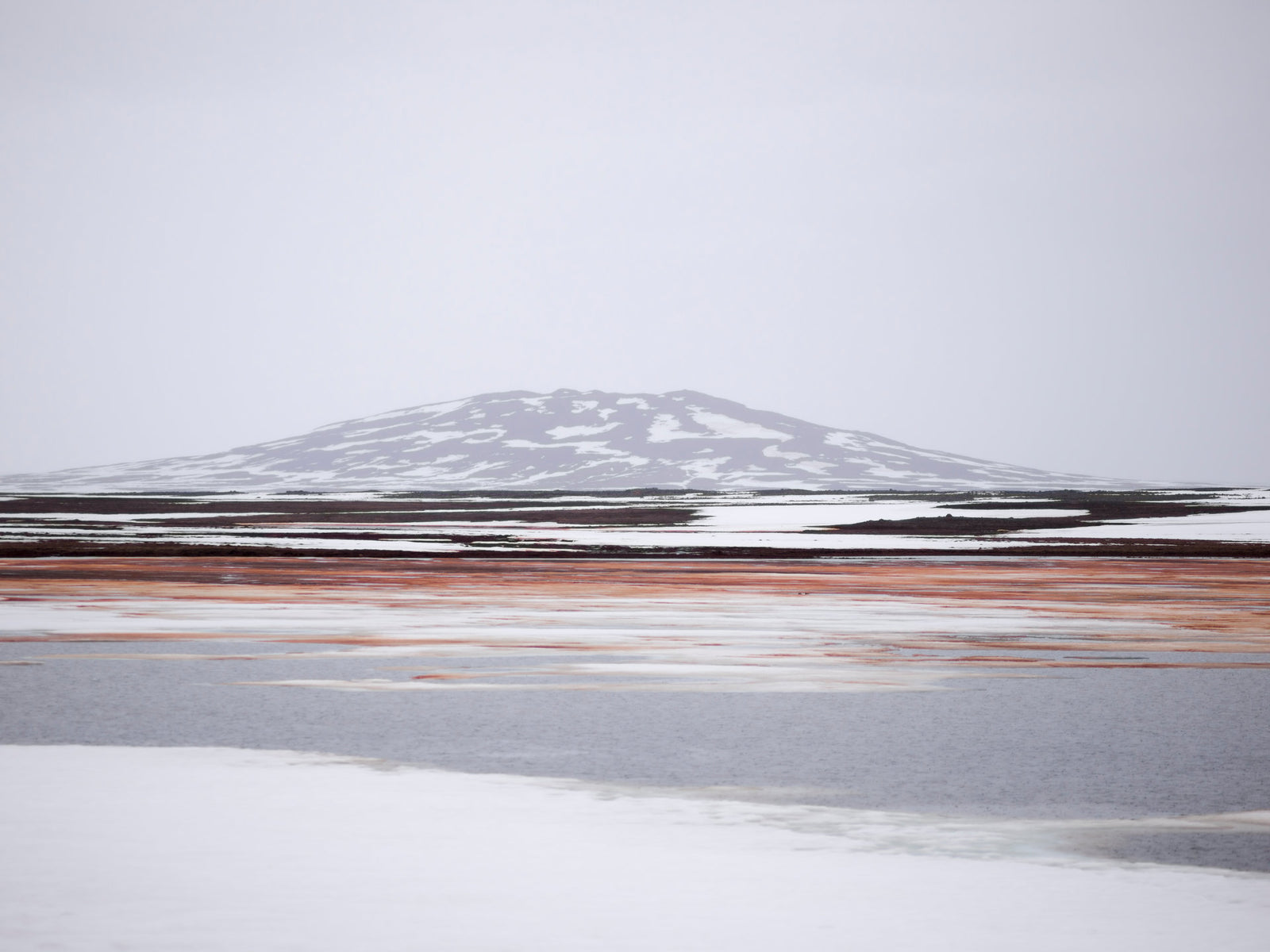 Photographie d’art d’André Wagner: Une faible élévation enneigée se trouve sous un ciel presque blanc — Sea Of Meltwater.