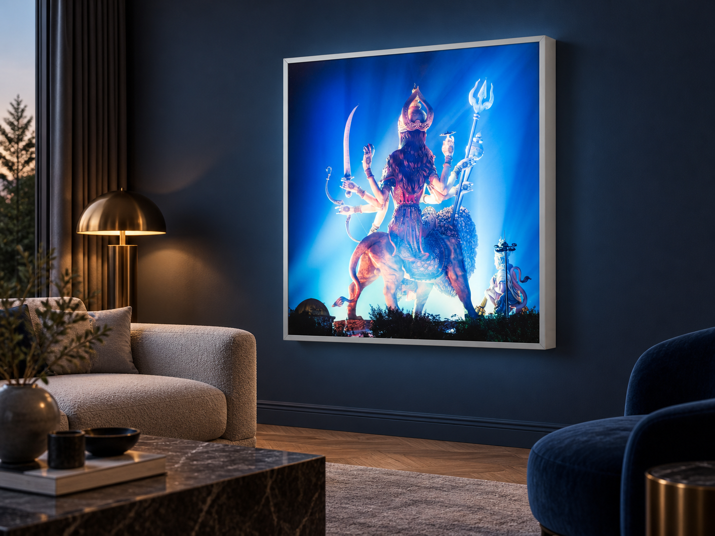 Visualisation d’intérieur avec l’œuvre photographique « Spiritual architecture durga and hanuman, Indien (leuchtkasten) » d’André Wagner ; il ne s’agit pas d’une installation photographiée.
