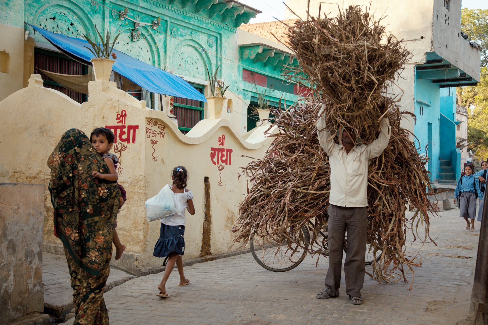 Photographie d’art d’André Wagner: Street scene in Nandagram, Uttar Pradesh.