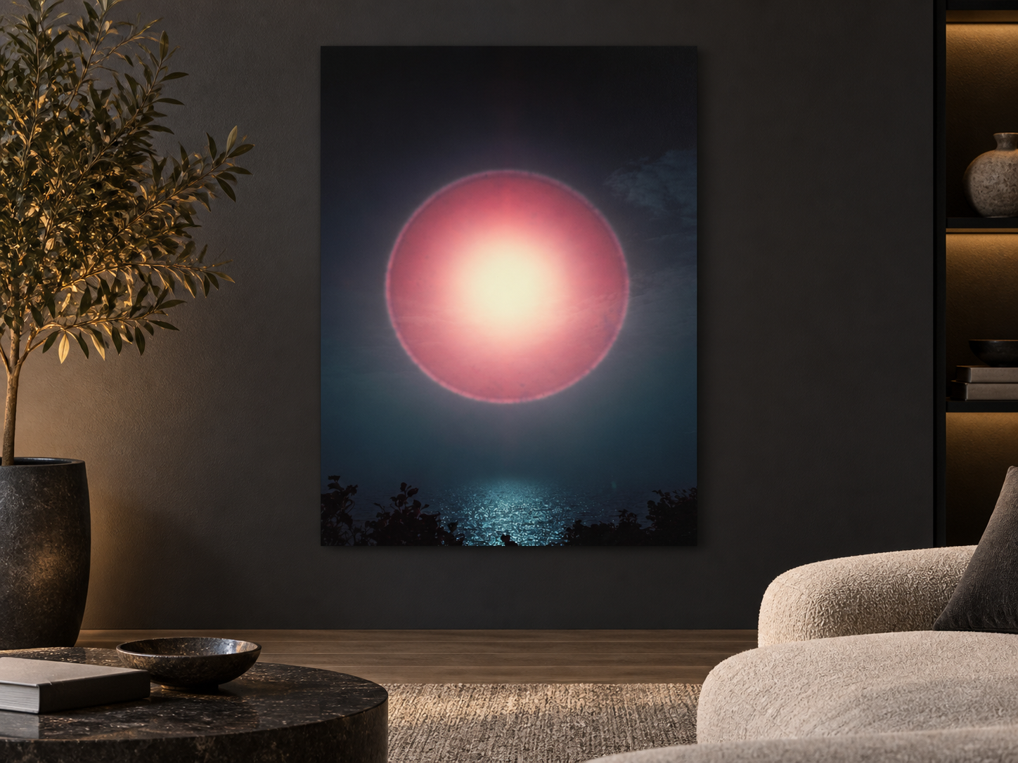 Visualisation d’intérieur avec l’œuvre photographique « Sun halo: play of light over ocean waves 2, Deutschland » d’André Wagner ; il ne s’agit pas d’une installation photographiée.