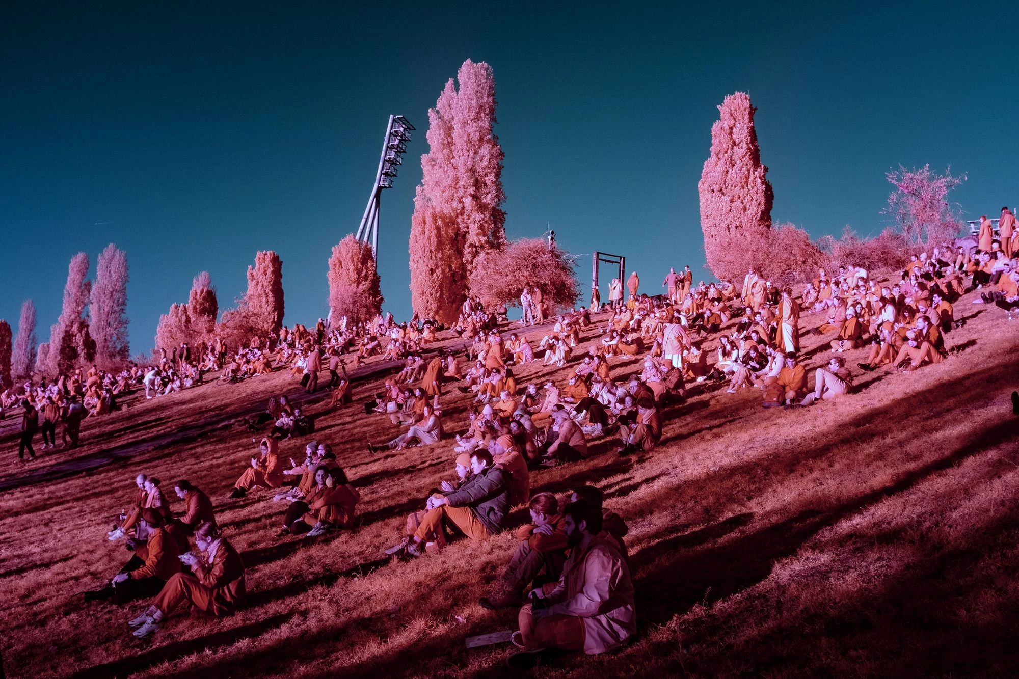 Photographie d&rsquo;art infrarouge d&rsquo;Andr&eacute; Wagner: Sun Worshippers and Techno Vibes: A Day in Mauerpark.