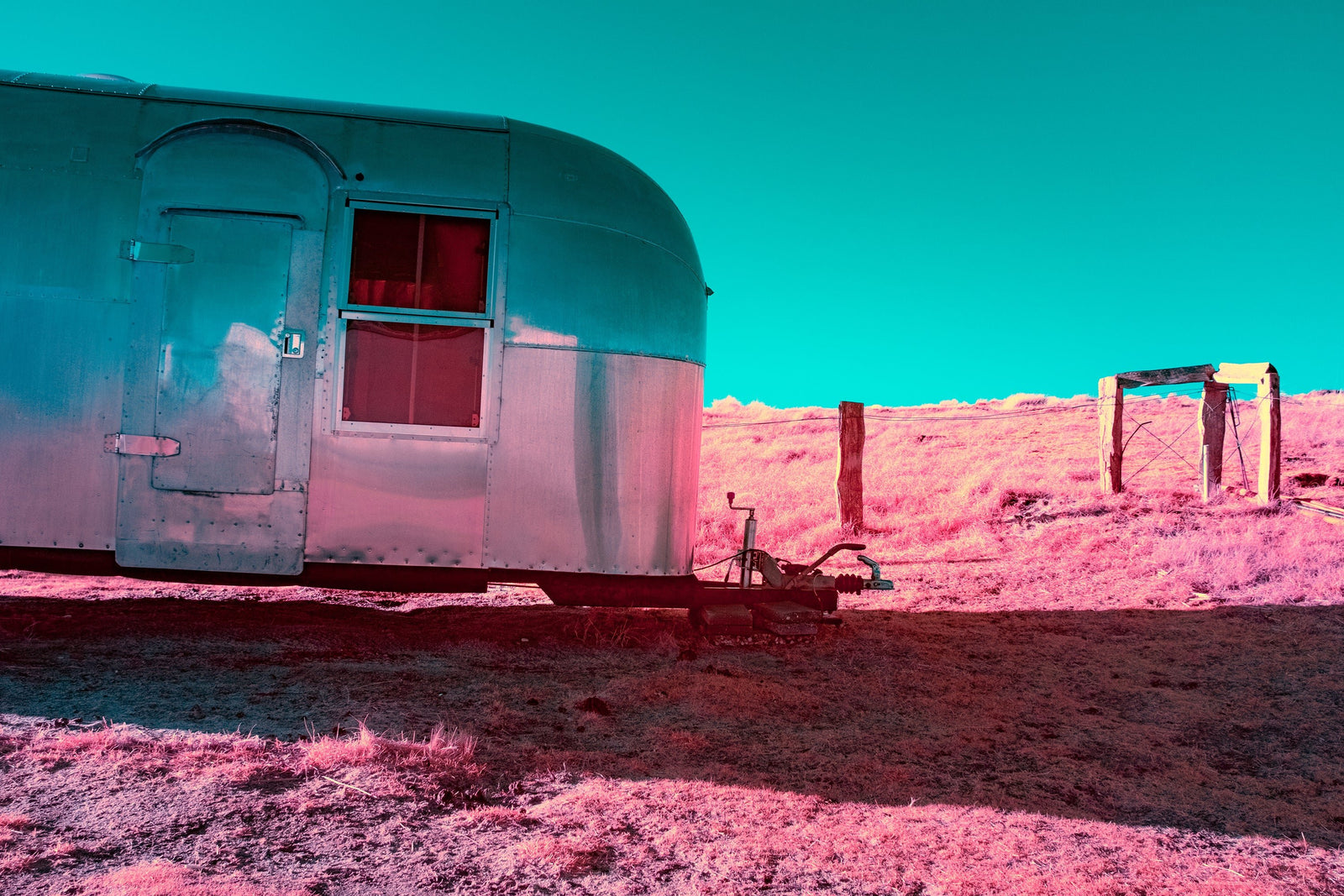 Photographie d’art infrarouge d’André Wagner: The lonely caravan, Deutschland.