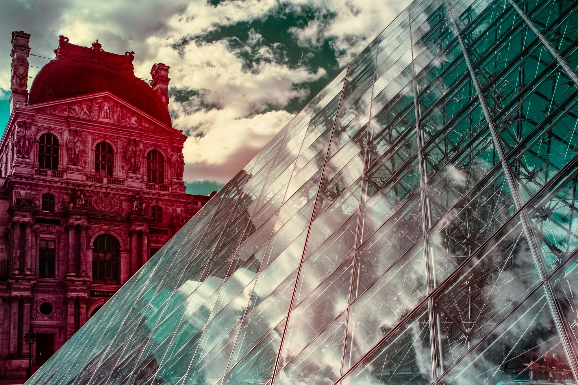 Photographie d’art infrarouge d’André Wagner: La surface vitrée oblique coupe l’image du bord inférieur gauche jusqu’en haut à droite — The Louvre Paradox.