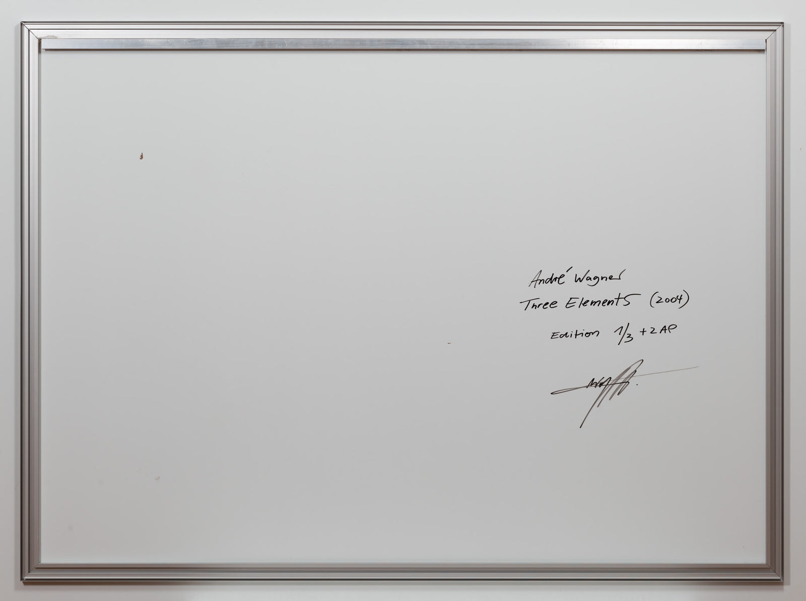 Vue du dos de l’œuvre photographique « Three elements, Indien » d’André Wagner.