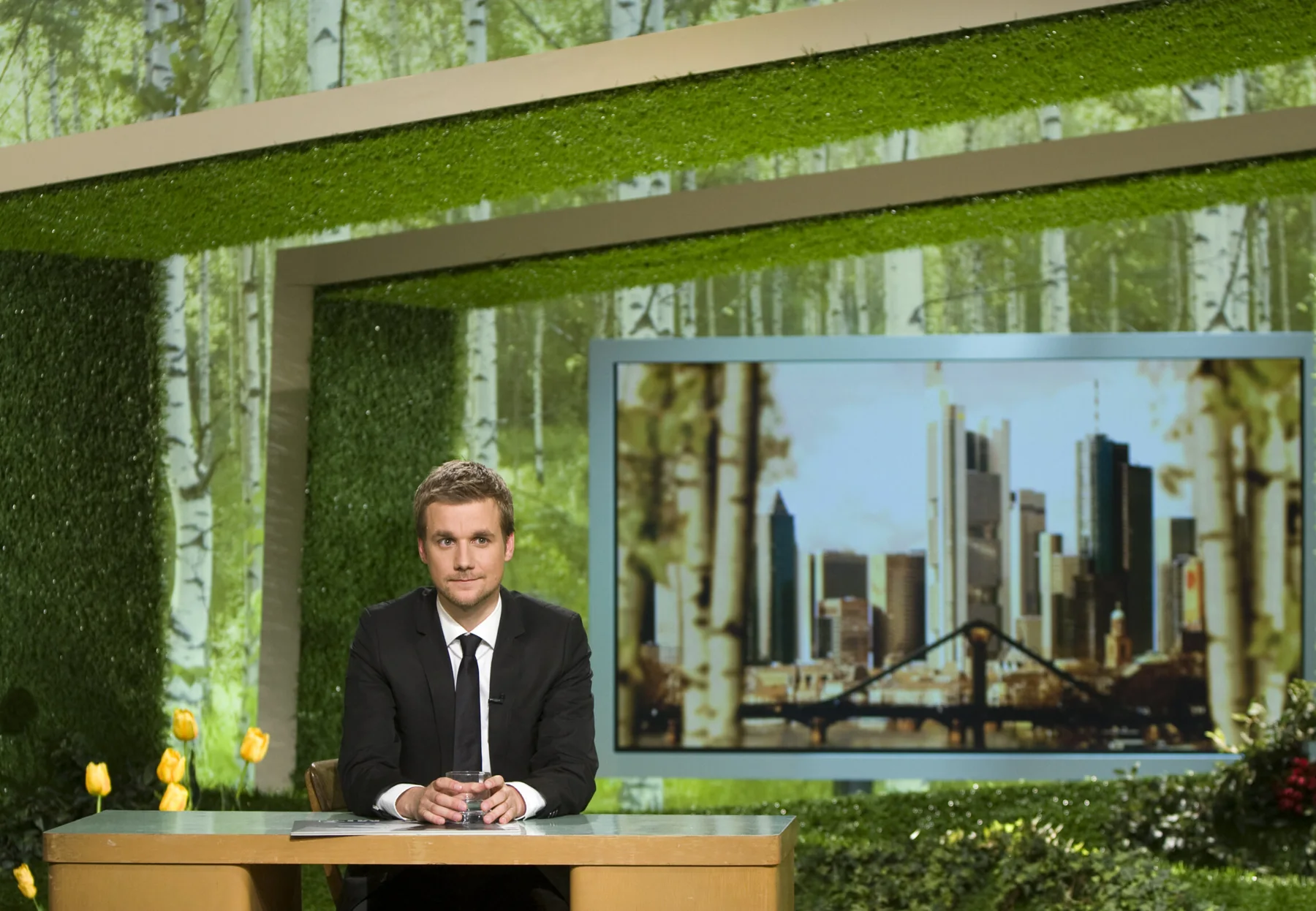 Tobias Schlegl sitzt in meinem Birkenwald-Studio auch bekannt unter EXTRA 3